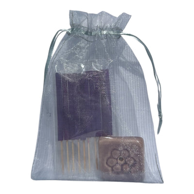 FREE GIFT | Halterung & Räucherstäbchen in vier unterschiedlichen Düften (zufällige Auswahl)